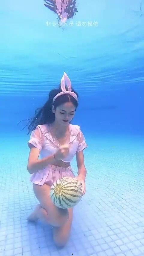 小姐姐水下吃瓜视频,小姐姐畅享神秘海底“瓜”界