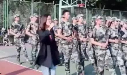 女子军训跳舞吃瓜视频播放,视频播放量爆表，网友热议