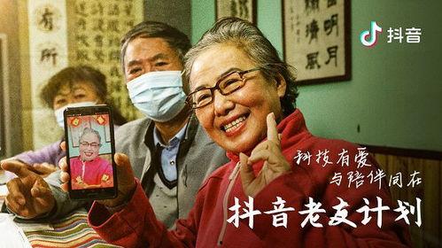抖音幼儿给长辈吃瓜视频,抖音萌娃给长辈送瓜，温馨瞬间感动网友
