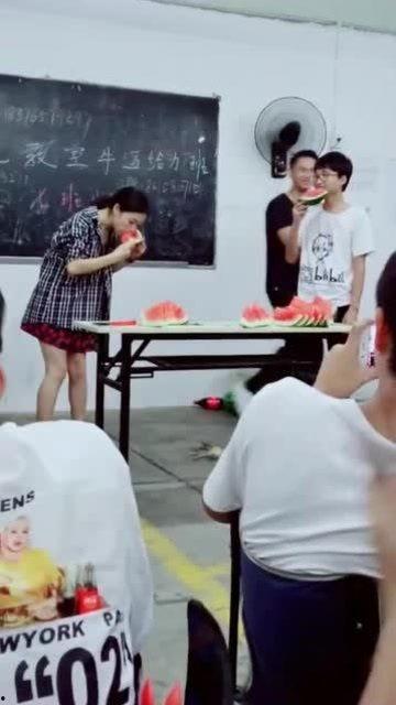 大学老师吃瓜搞笑视频,笑料百出引网友热议
