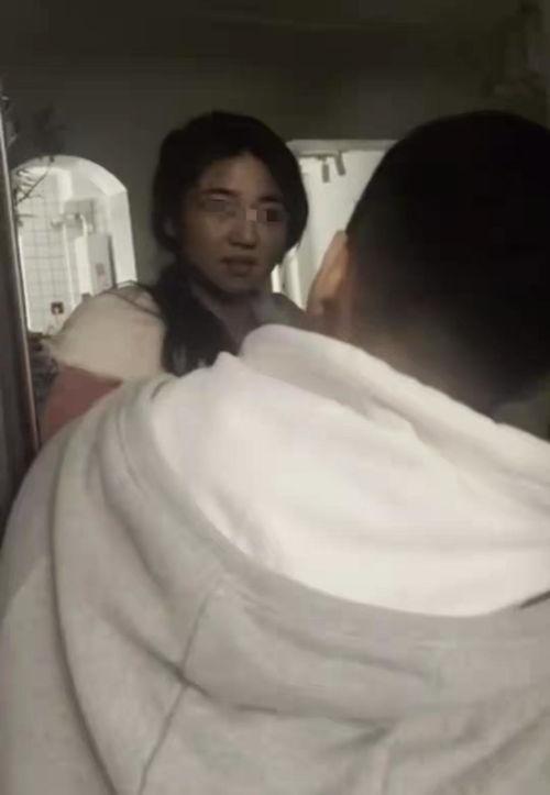 戴发箍的女人吃瓜视频,引发网友热议