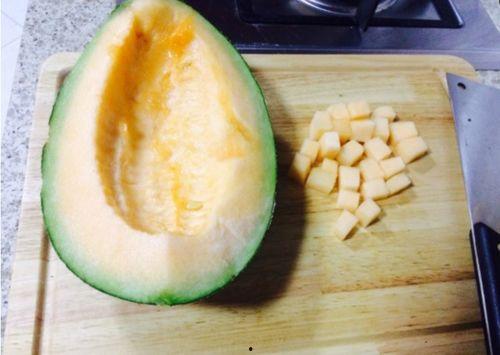 老8吃哈密瓜的视频,老8畅享哈密瓜美味时光